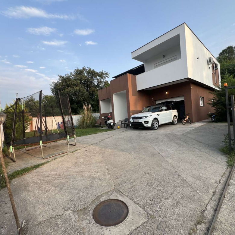 house for sale Podgorica, house for sale Gornja Gorica, family house Podgorica, modern house Podgorica, American style house Montenegro, 260 m2 house Podgorica, 180 m2 living space Podgorica, 640 m2 plot Podgorica, 3 bedroom house Podgorica, house with office Podgorica, central heating pellet Podgorica, Fujitsu air conditioning Podgorica, landscaped yard Podgorica, fenced property Podgorica, house with garage Podgorica, house with terraces Podgorica, modern family home Podgorica, real estate Podgorica, property for sale Montenegro, Gornja Gorica real estate, house built 2019 Podgorica, legal house with permits Podgorica, decorative garden Podgorica, Violet Investment Podgorica, Violet Investment house for sale, Violet Investment Gornja Gorica,violeti investment,violetinvestment,violet investment montenegro