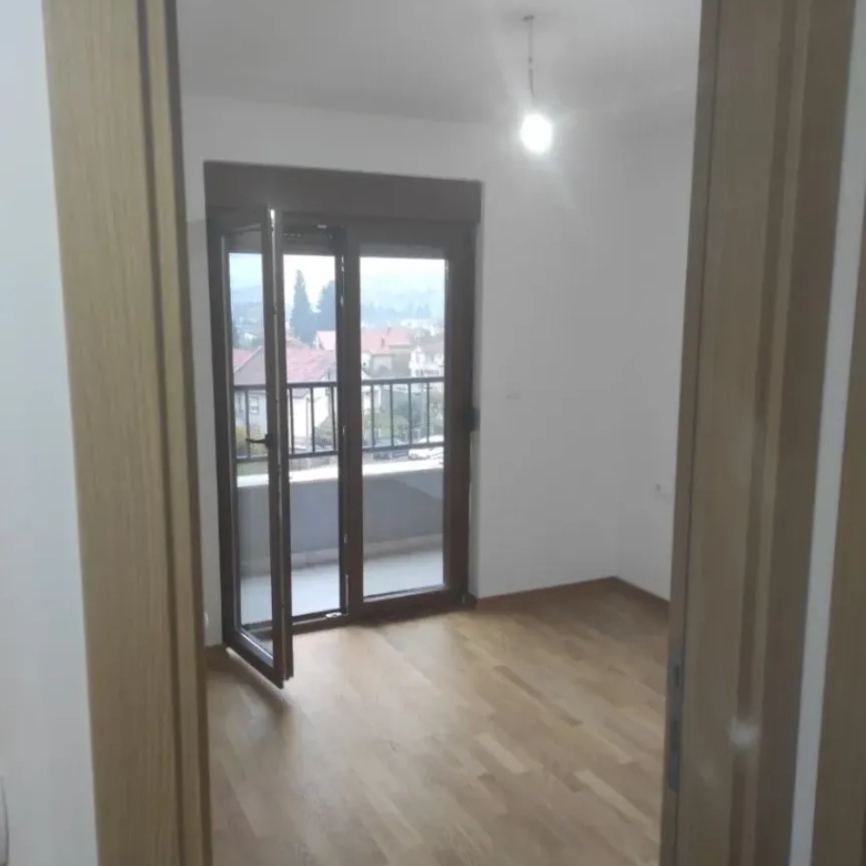 apartment for sale Stari Aerodrom, 2 bedroom apartment 56 m2 Podgorica, new building high quality Stari Aerodrom, never occupied flat Podgorica, functional layout 2BR apartment, open plan living dining kitchen, double oriented apartment east north, flat with balcony Podgorica, family apartment Stari Aerodrom, investment apartment Podgorica, nekretnine Podgorica prodaja, dvosoban stan Stari Aerodrom novogradnja, stan 56m2 sa dvije spavaće, stan sa kupatilom i toaletom, prostran javni parking ispred zgrade, violet investment, violet investment montenegro
