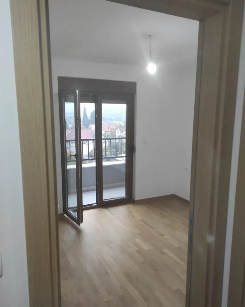 apartment for sale Stari Aerodrom, 2 bedroom apartment 56 m2 Podgorica, new building high quality Stari Aerodrom, never occupied flat Podgorica, functional layout 2BR apartment, open plan living dining kitchen, double oriented apartment east north, flat with balcony Podgorica, family apartment Stari Aerodrom, investment apartment Podgorica, nekretnine Podgorica prodaja, dvosoban stan Stari Aerodrom novogradnja, stan 56m2 sa dvije spavaće, stan sa kupatilom i toaletom, prostran javni parking ispred zgrade, violet investment, violet investment montenegro