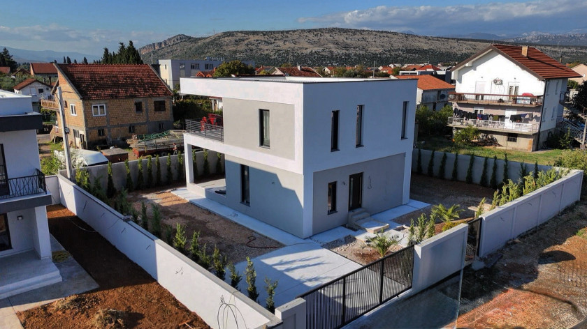 villa for rent Podgorica, luxury house Gornja Gorica, 4 bedroom villa Podgorica, 225 m2 modern villa for rent, house with sauna Podgorica, long term rental for embassies, villa near Big Fashion Podgorica, house with EV charger Montenegro, high quality new villa Podgorica, family house with private yard, Samsung WindFree heating cooling, triple glazed aluminium windows house, nekretnine Podgorica izdavanje, luksuzna vila Gornja Gorica, kuća sa saunom i parkingom, kuća za međunarodne organizacije, porodična vila za dugoročni zakup, violet investment, violet investment montenegro