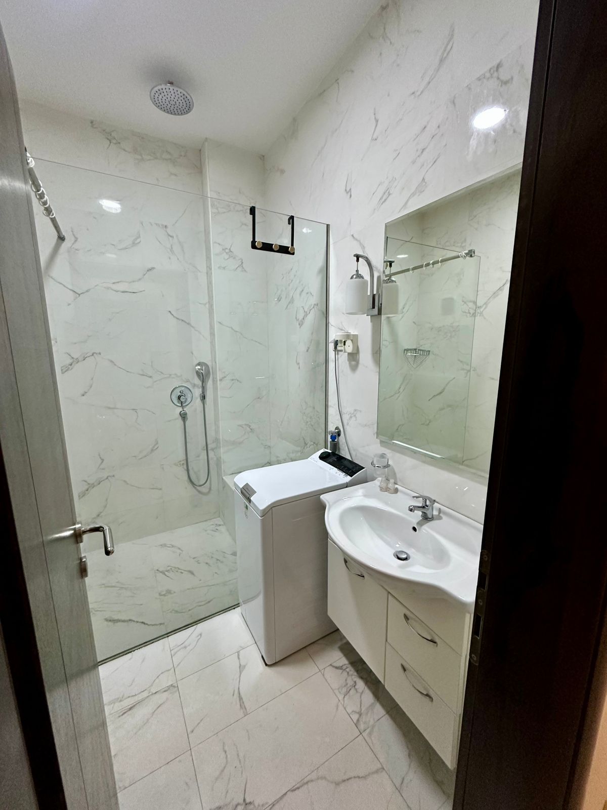 apartment for sale Bečići, luxury apartment Shine Bečići, 2 bedroom sea view apartment Montenegro, 80 m2 apartment Budva Riviera, aparthotel Shine property, beachfront apartment Bečići, 50m from beach Montenegro, A+ energy class apartment, apartment with rental management Montenegro, invest in Budva Riviera, holiday home Bečići, apartment near sea Montenegro, nekretnine Bečići prodaja, dvosoban lux stan Shine, stan prvi red do mora Bečići, apartman za izdavanje preko hotela, stan sa garažnim mjestom opcija, investiciona nekretnina Crna Gora, violet investment, violet investment montenegro