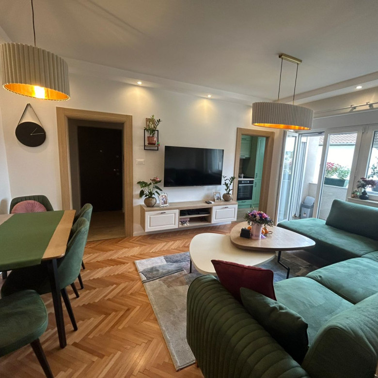 apartment for sale Podgorica, Sahat Kula apartment, 2 bedroom flat 72 m2, Ul Kralja Nikole 70, fully renovated apartment Podgorica, furnished 2 bedroom apartment Montenegro, first floor apartment with terraces, three terrace apartment Podgorica, central location flat Podgorica, investment apartment Podgorica center, nekretnine Podgorica prodaja, dvosoban stan Sahat kula, stan 72m2 prvi sprat, renoviran i opremljen stan Podgorica, stan sa tri terase Podgorica,violet investment, violet investment montenegro