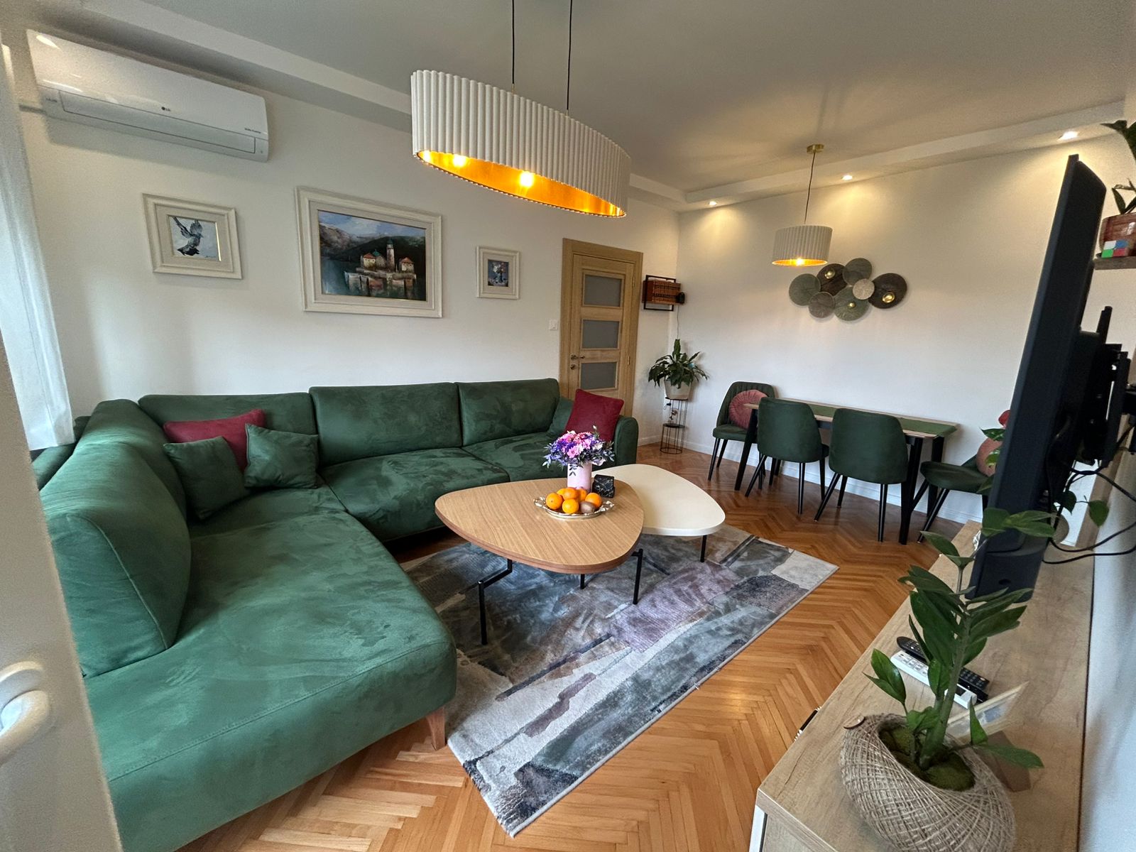 apartment for sale Podgorica, Sahat Kula apartment, 2 bedroom flat 72 m2, Ul Kralja Nikole 70, fully renovated apartment Podgorica, furnished 2 bedroom apartment Montenegro, first floor apartment with terraces, three terrace apartment Podgorica, central location flat Podgorica, investment apartment Podgorica center, nekretnine Podgorica prodaja, dvosoban stan Sahat kula, stan 72m2 prvi sprat, renoviran i opremljen stan Podgorica, stan sa tri terase Podgorica,violet investment, violet investment montenegro