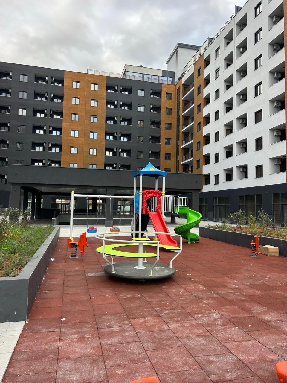 apartment for sale Stari Aerodrom, one bedroom apartment 43 m2 Podgorica, 7th floor flat with lift, modern building with two elevators, apartment facing courtyard Podgorica, flat with garage Stari Aerodrom, public parking under ramp, resident parking level -2, investment apartment Podgorica, nekretnine Podgorica prodaja, jednosoban stan Stari Aerodrom, stan 43m2 sa garažom, stan na sedmom spratu Podgorica, mirna orijentacija ka dvorištu,violet investment,violet investment montenegro