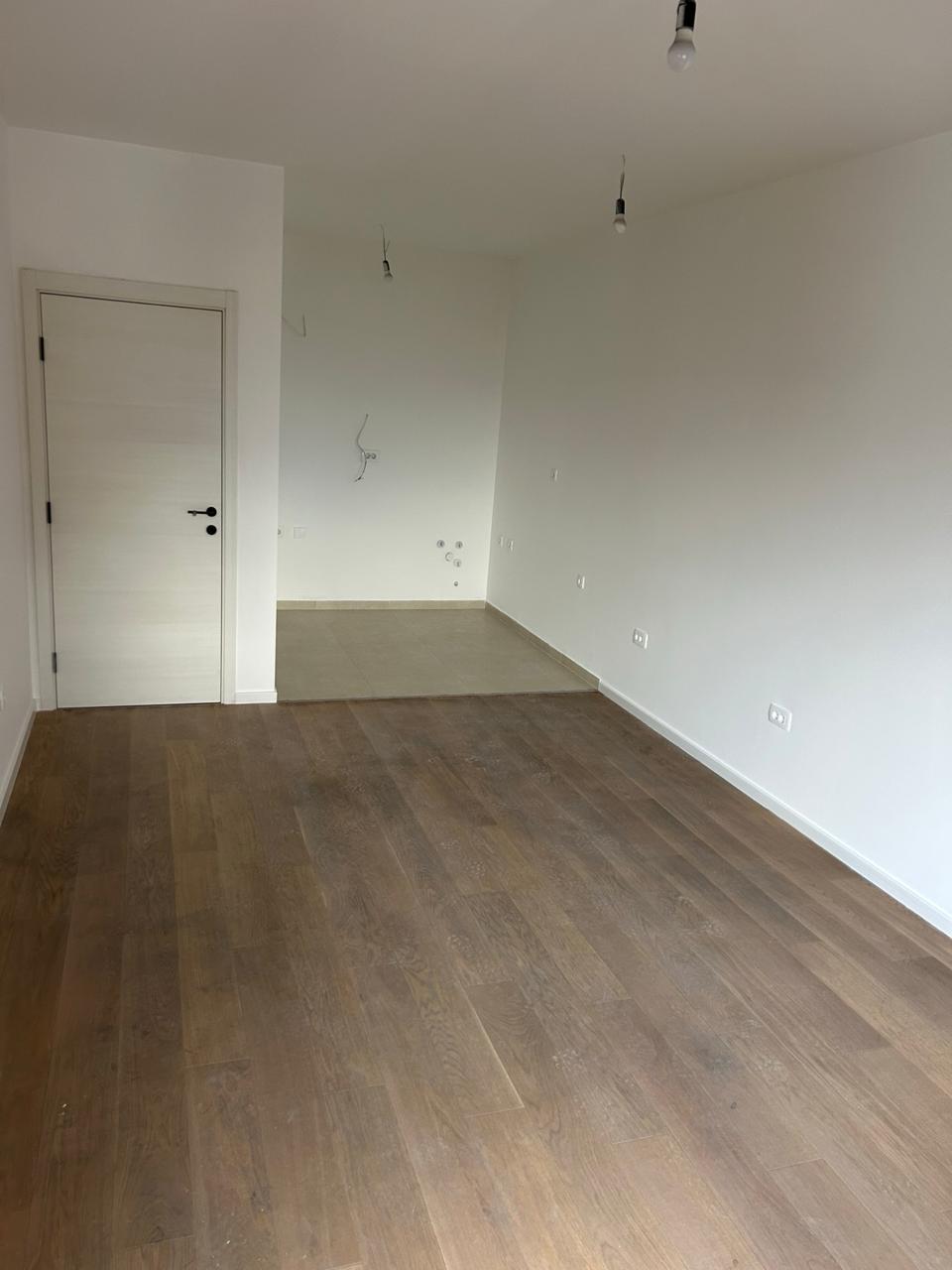 apartment for sale Stari Aerodrom, one bedroom apartment 43 m2 Podgorica, 7th floor flat with lift, modern building with two elevators, apartment facing courtyard Podgorica, flat with garage Stari Aerodrom, public parking under ramp, resident parking level -2, investment apartment Podgorica, nekretnine Podgorica prodaja, jednosoban stan Stari Aerodrom, stan 43m2 sa garažom, stan na sedmom spratu Podgorica, mirna orijentacija ka dvorištu,violet investment,violet investment montenegro