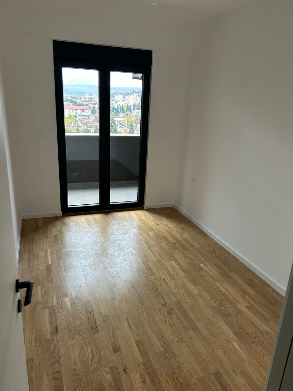 apartment for sale Stari Aerodrom, one bedroom apartment 43 m2 Podgorica, 7th floor flat with lift, modern building with two elevators, apartment facing courtyard Podgorica, flat with garage Stari Aerodrom, public parking under ramp, resident parking level -2, investment apartment Podgorica, nekretnine Podgorica prodaja, jednosoban stan Stari Aerodrom, stan 43m2 sa garažom, stan na sedmom spratu Podgorica, mirna orijentacija ka dvorištu,violet investment,violet investment montenegro