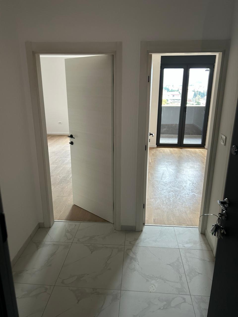 apartment for sale Stari Aerodrom, one bedroom apartment 43 m2 Podgorica, 7th floor flat with lift, modern building with two elevators, apartment facing courtyard Podgorica, flat with garage Stari Aerodrom, public parking under ramp, resident parking level -2, investment apartment Podgorica, nekretnine Podgorica prodaja, jednosoban stan Stari Aerodrom, stan 43m2 sa garažom, stan na sedmom spratu Podgorica, mirna orijentacija ka dvorištu,violet investment,violet investment montenegro