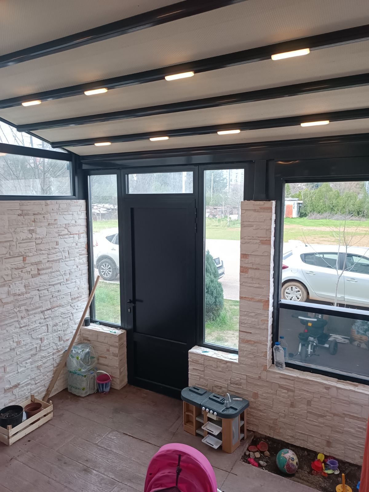 one bedroom apartment for sale, 76 m2 apartment with garden, semi furnished flat for sale, high ground floor apartment, 1 bedroom with two toilets, enclosed garden 22 m2, quiet family neighborhood apartment, bright apartment with good insulation, electric heating apartment, building with elevator, registered property uknjiženo, public parking nearby, ideal home for children and pets, investment apartment for rent, jednosoban stan prodaja, polunamješten stan sa baštom, visoko prizemlje stan, stan 76m2 sa ograđenom baštom, porodični stan mirno naselje, stan za život ili izdavanje, violet investment, violet investment montenegro