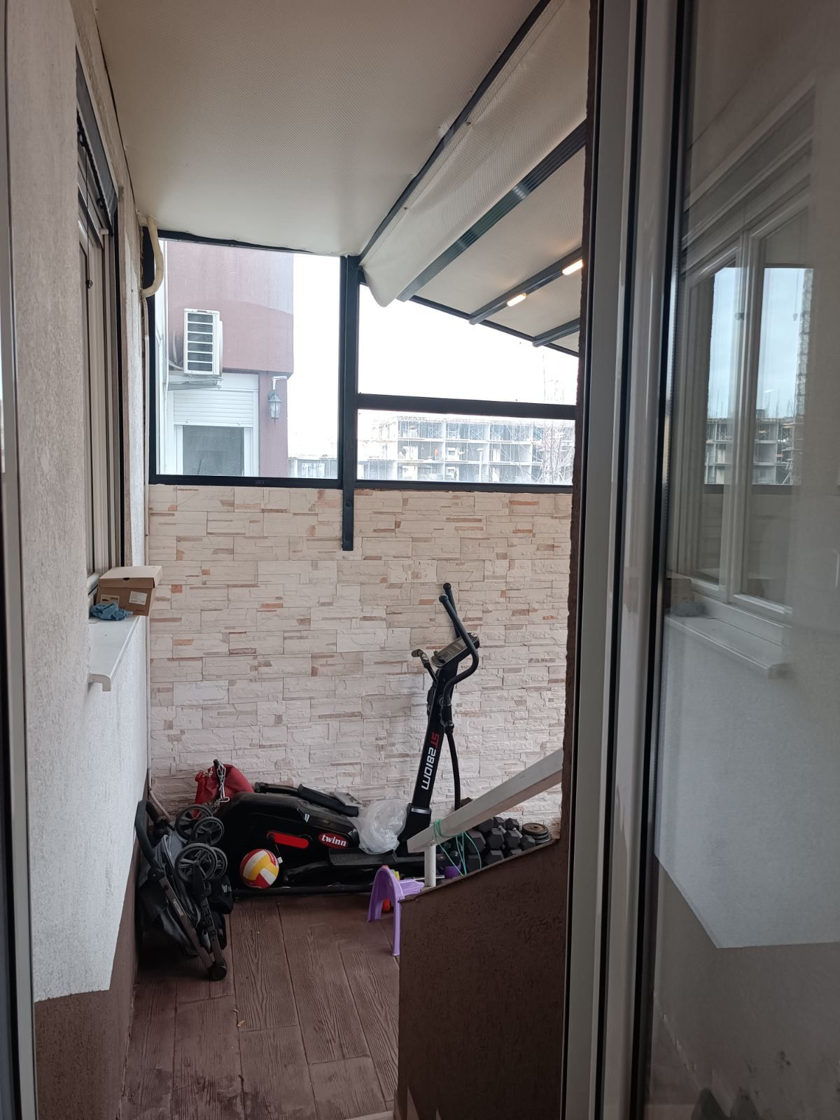 one bedroom apartment for sale, 76 m2 apartment with garden, semi furnished flat for sale, high ground floor apartment, 1 bedroom with two toilets, enclosed garden 22 m2, quiet family neighborhood apartment, bright apartment with good insulation, electric heating apartment, building with elevator, registered property uknjiženo, public parking nearby, ideal home for children and pets, investment apartment for rent, jednosoban stan prodaja, polunamješten stan sa baštom, visoko prizemlje stan, stan 76m2 sa ograđenom baštom, porodični stan mirno naselje, stan za život ili izdavanje, violet investment, violet investment montenegro