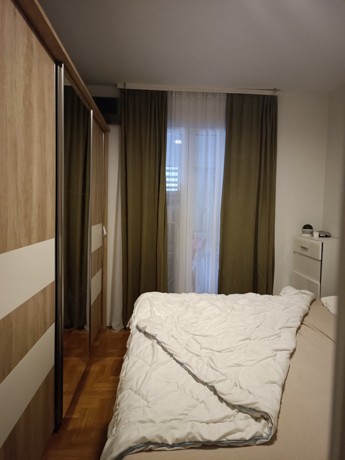 one bedroom apartment for sale, 76 m2 apartment with garden, semi furnished flat for sale, high ground floor apartment, 1 bedroom with two toilets, enclosed garden 22 m2, quiet family neighborhood apartment, bright apartment with good insulation, electric heating apartment, building with elevator, registered property uknjiženo, public parking nearby, ideal home for children and pets, investment apartment for rent, jednosoban stan prodaja, polunamješten stan sa baštom, visoko prizemlje stan, stan 76m2 sa ograđenom baštom, porodični stan mirno naselje, stan za život ili izdavanje, violet investment, violet investment montenegro