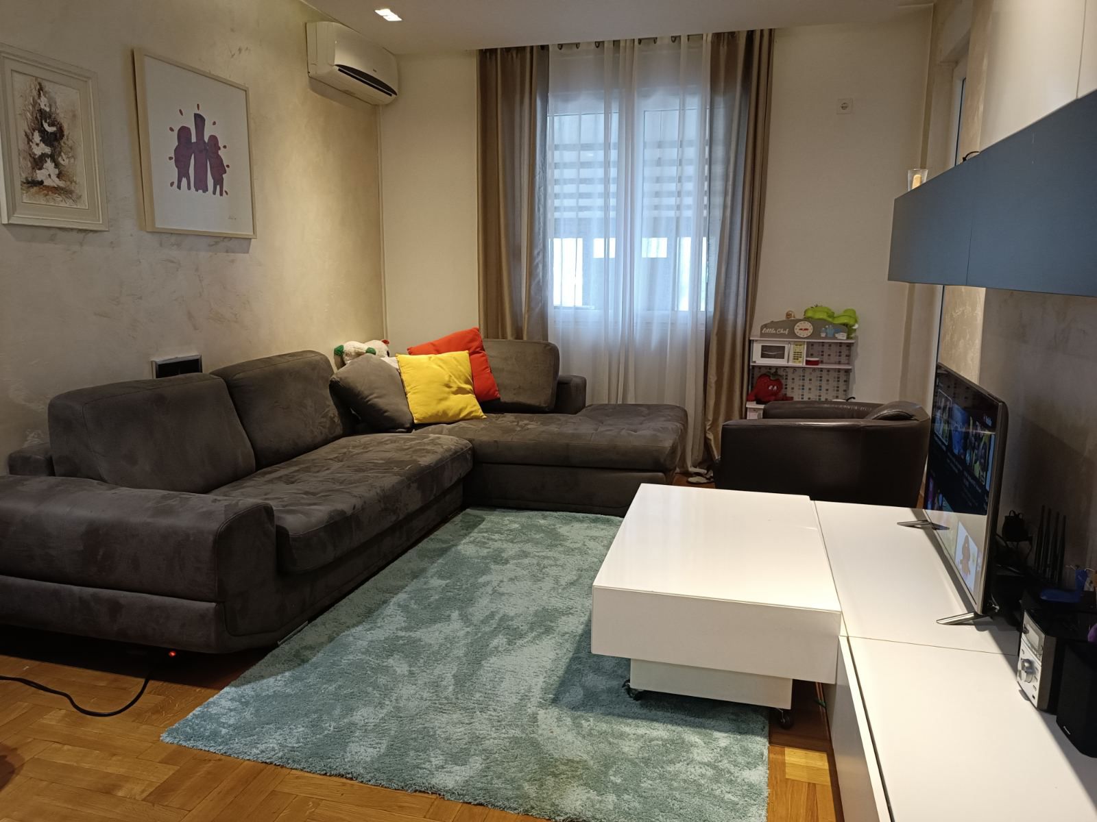 one bedroom apartment for sale, 76 m2 apartment with garden, semi furnished flat for sale, high ground floor apartment, 1 bedroom with two toilets, enclosed garden 22 m2, quiet family neighborhood apartment, bright apartment with good insulation, electric heating apartment, building with elevator, registered property uknjiženo, public parking nearby, ideal home for children and pets, investment apartment for rent, jednosoban stan prodaja, polunamješten stan sa baštom, visoko prizemlje stan, stan 76m2 sa ograđenom baštom, porodični stan mirno naselje, stan za život ili izdavanje, violet investment, violet investment montenegro