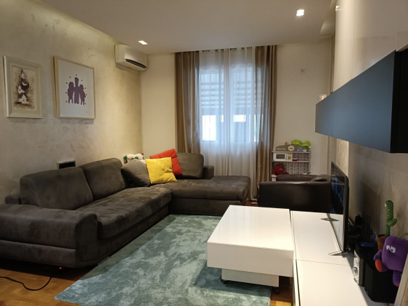 one bedroom apartment for sale, 76 m2 apartment with garden, semi furnished flat for sale, high ground floor apartment, 1 bedroom with two toilets, enclosed garden 22 m2, quiet family neighborhood apartment, bright apartment with good insulation, electric heating apartment, building with elevator, registered property uknjiženo, public parking nearby, ideal home for children and pets, investment apartment for rent, jednosoban stan prodaja, polunamješten stan sa baštom, visoko prizemlje stan, stan 76m2 sa ograđenom baštom, porodični stan mirno naselje, stan za život ili izdavanje, violet investment, violet investment montenegro