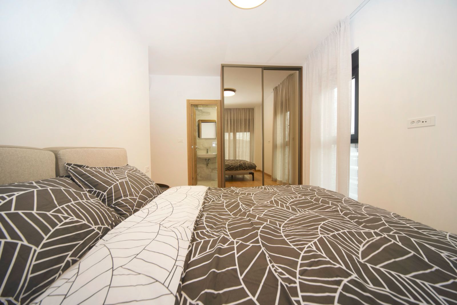 three bedroom apartment for rent, 104 m2 flat for rent, large family apartment, rental with two garage spaces, long term rental apartment, spacious 3BR apartment, flat with garage included, city apartment for family, nekretnine izdavanje, trosoban stan 104m2, stan sa dvije garaže u zakup, porodični stan za izdavanje, violet investment, violet investment montenegro