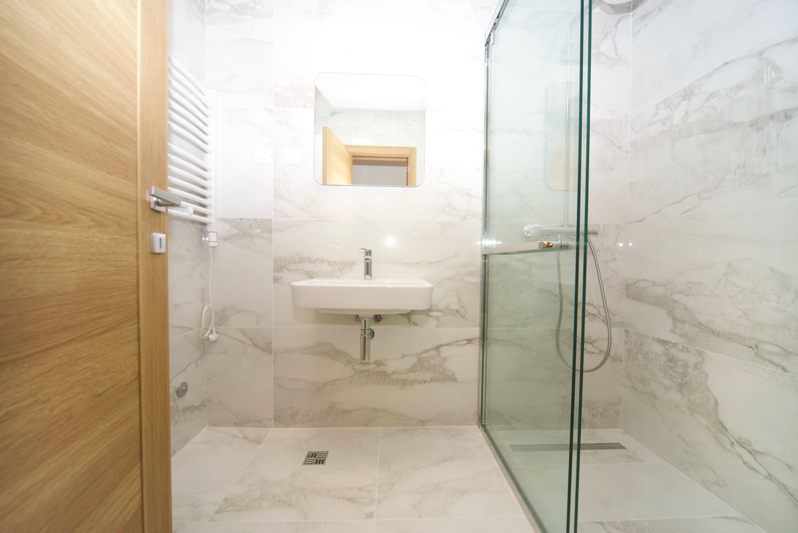 three bedroom apartment for rent, 104 m2 flat for rent, large family apartment, rental with two garage spaces, long term rental apartment, spacious 3BR apartment, flat with garage included, city apartment for family, nekretnine izdavanje, trosoban stan 104m2, stan sa dvije garaže u zakup, porodični stan za izdavanje, violet investment, violet investment montenegro