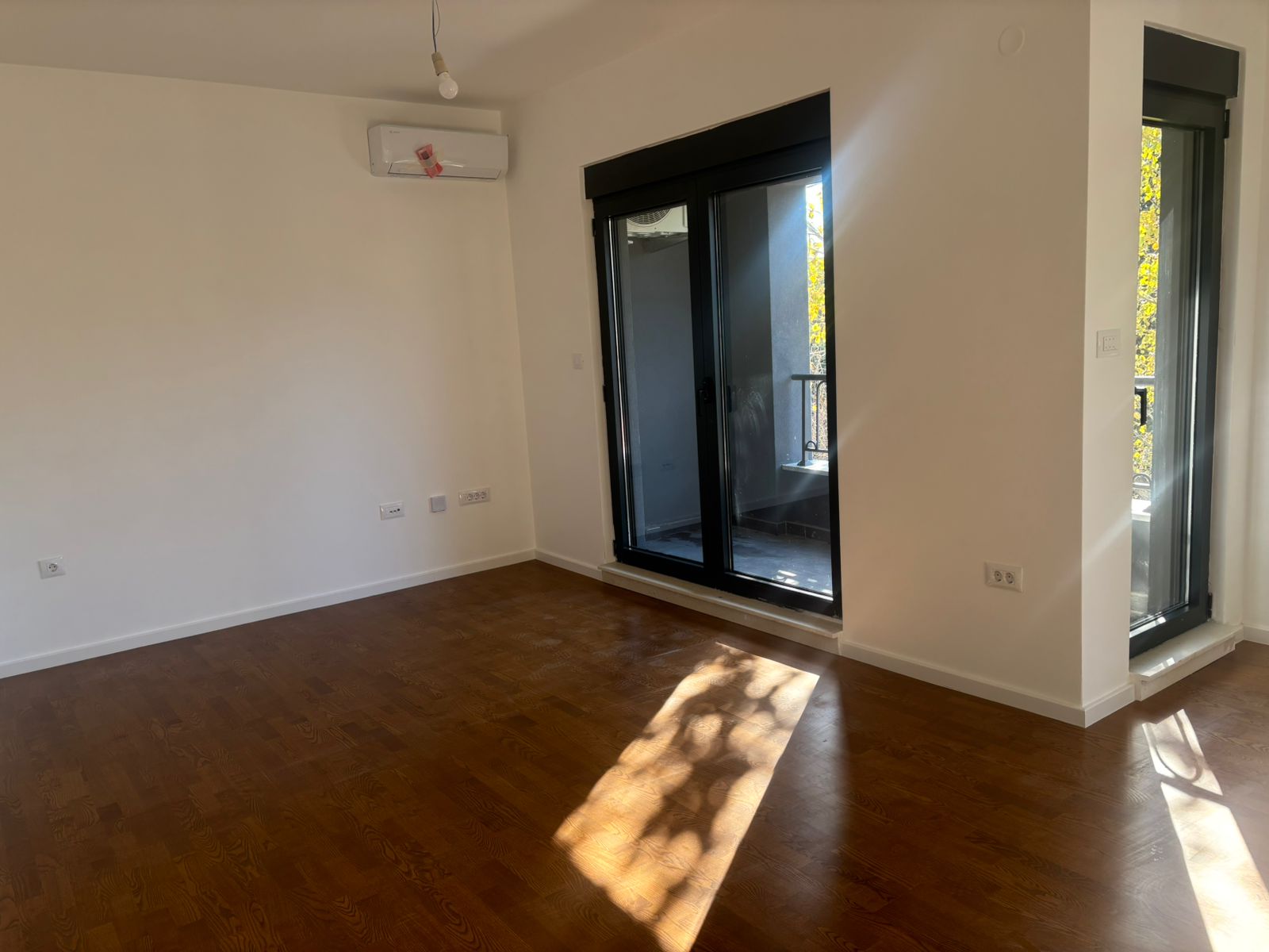 apartment for sale Zagorič, 2 bedroom apartment Podgorica, 68.5 m2 flat new building, apartment behind MUP Podgorica, modern bright apartment with terraces, flat with underground garage Podgorica, two bedroom with bathroom and WC, multisplit AC in every room, electric roller shutters apartment, family apartment Zagorič, investment property Podgorica, nekretnine Podgorica prodaja, dvosoban stan Zagorič početak, novogradnja sa garažom, stan sa dvije terase Podgorica, mirna zona blizu škole i prodavnica, violet investment, violet investment montenegro