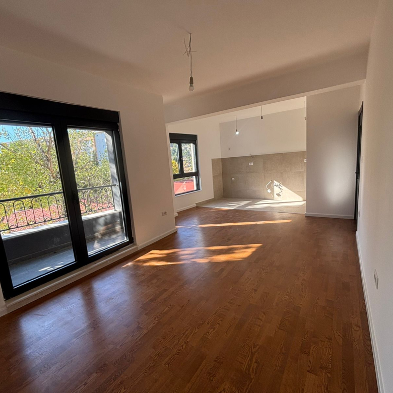 apartment for sale Zagorič, 2 bedroom apartment Podgorica, 68.5 m2 flat new building, apartment behind MUP Podgorica, modern bright apartment with terraces, flat with underground garage Podgorica, two bedroom with bathroom and WC, multisplit AC in every room, electric roller shutters apartment, family apartment Zagorič, investment property Podgorica, nekretnine Podgorica prodaja, dvosoban stan Zagorič početak, novogradnja sa garažom, stan sa dvije terase Podgorica, mirna zona blizu škole i prodavnica, violet investment, violet investment montenegro