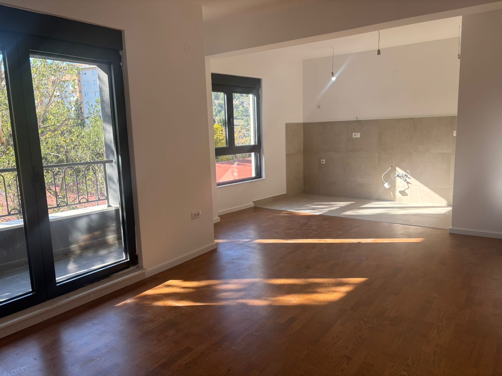 apartment for sale Zagorič, 2 bedroom apartment Podgorica, 68.5 m2 flat new building, apartment behind MUP Podgorica, modern bright apartment with terraces, flat with underground garage Podgorica, two bedroom with bathroom and WC, multisplit AC in every room, electric roller shutters apartment, family apartment Zagorič, investment property Podgorica, nekretnine Podgorica prodaja, dvosoban stan Zagorič početak, novogradnja sa garažom, stan sa dvije terase Podgorica, mirna zona blizu škole i prodavnica, violet investment, violet investment montenegro