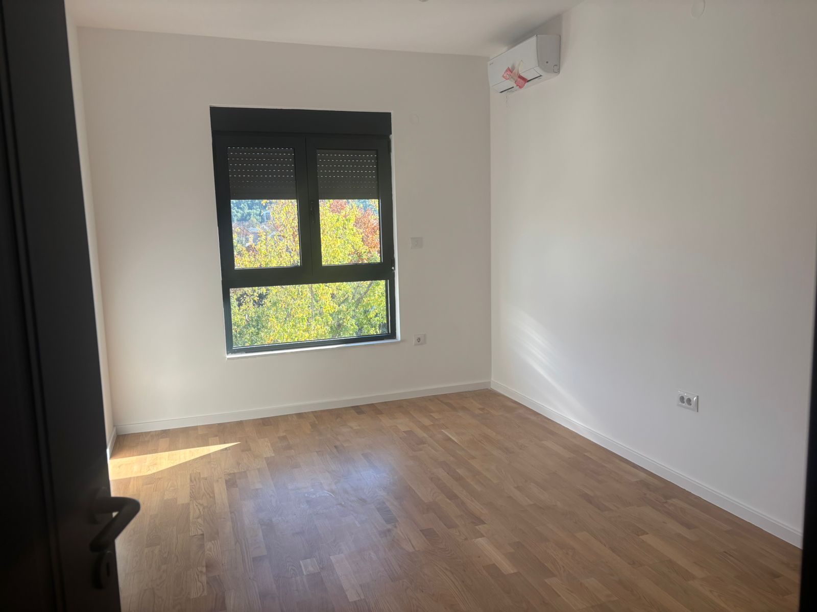 apartment for sale Zagorič, 2 bedroom apartment Podgorica, 68.5 m2 flat new building, apartment behind MUP Podgorica, modern bright apartment with terraces, flat with underground garage Podgorica, two bedroom with bathroom and WC, multisplit AC in every room, electric roller shutters apartment, family apartment Zagorič, investment property Podgorica, nekretnine Podgorica prodaja, dvosoban stan Zagorič početak, novogradnja sa garažom, stan sa dvije terase Podgorica, mirna zona blizu škole i prodavnica, violet investment, violet investment montenegro