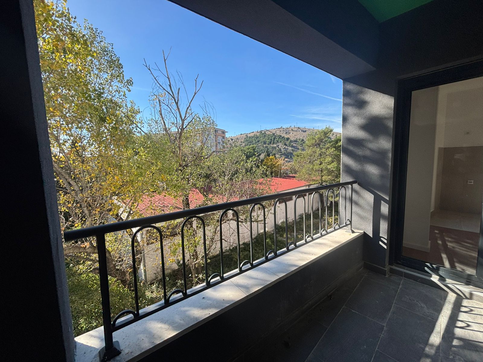 apartment for sale Zagorič, 2 bedroom apartment Podgorica, 68.5 m2 flat new building, apartment behind MUP Podgorica, modern bright apartment with terraces, flat with underground garage Podgorica, two bedroom with bathroom and WC, multisplit AC in every room, electric roller shutters apartment, family apartment Zagorič, investment property Podgorica, nekretnine Podgorica prodaja, dvosoban stan Zagorič početak, novogradnja sa garažom, stan sa dvije terase Podgorica, mirna zona blizu škole i prodavnica, violet investment, violet investment montenegro