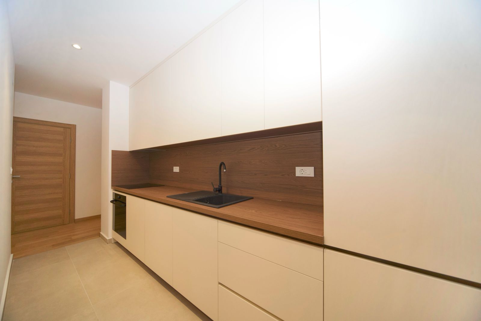 2 bedroom apartment for rent, 80 m2 flat for rent, apartment with garage space, family apartment for rent, bright and spacious apartment, long-term rental with parking, nekretnine izdavanje, dvosoban stan 80m2, stan sa garažom u zakup, violet investment, violet investment montenegro