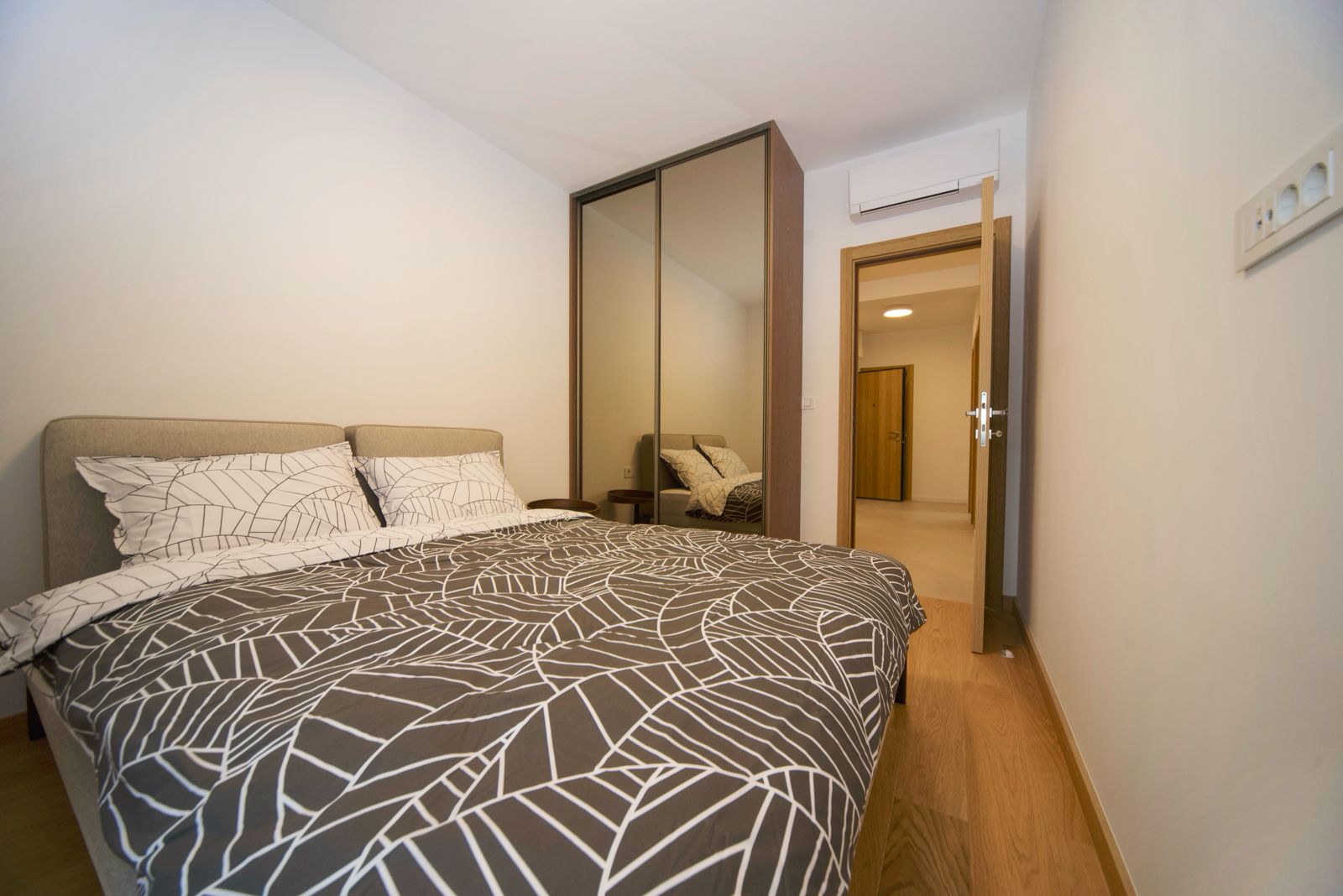 2 bedroom apartment for rent, 80 m2 flat for rent, apartment with garage space, family apartment for rent, bright and spacious apartment, long-term rental with parking, nekretnine izdavanje, dvosoban stan 80m2, stan sa garažom u zakup, violet investment, violet investment montenegro