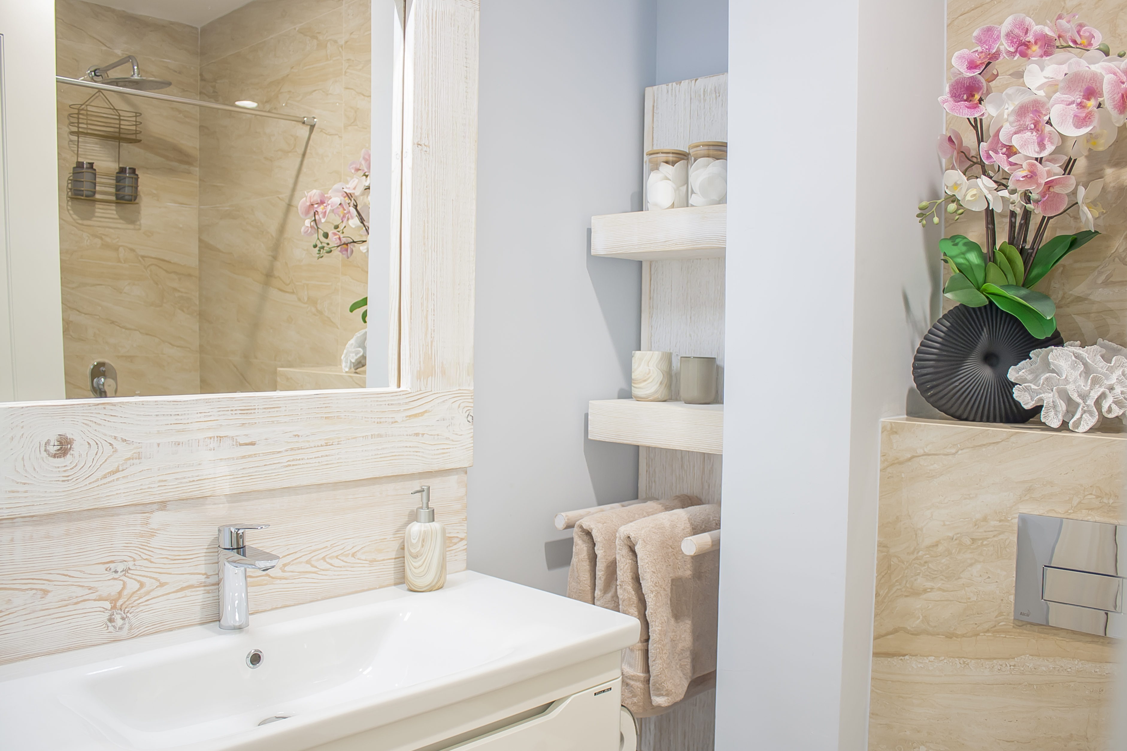 sea view apartment for sale, panoramic terrace apartment 73m2, aparthotel unit with hotel services, fully furnished rental ready apartment, luxury coastal property Montenegro, high ceiling sea view flat, apartment in hotel complex with pool, registered tourist facility for sale, investment property with high rental yield, apartment with large terrace and sea view, optional underground garage parking, nekretnine na moru prodaja, apartman za izdavanje turistima, luksuzan apartman sa pogledom na more, stan u hotelskom kompleksu sa bazenom i spa, investiciona nekretnina Crna Gora.violet investment