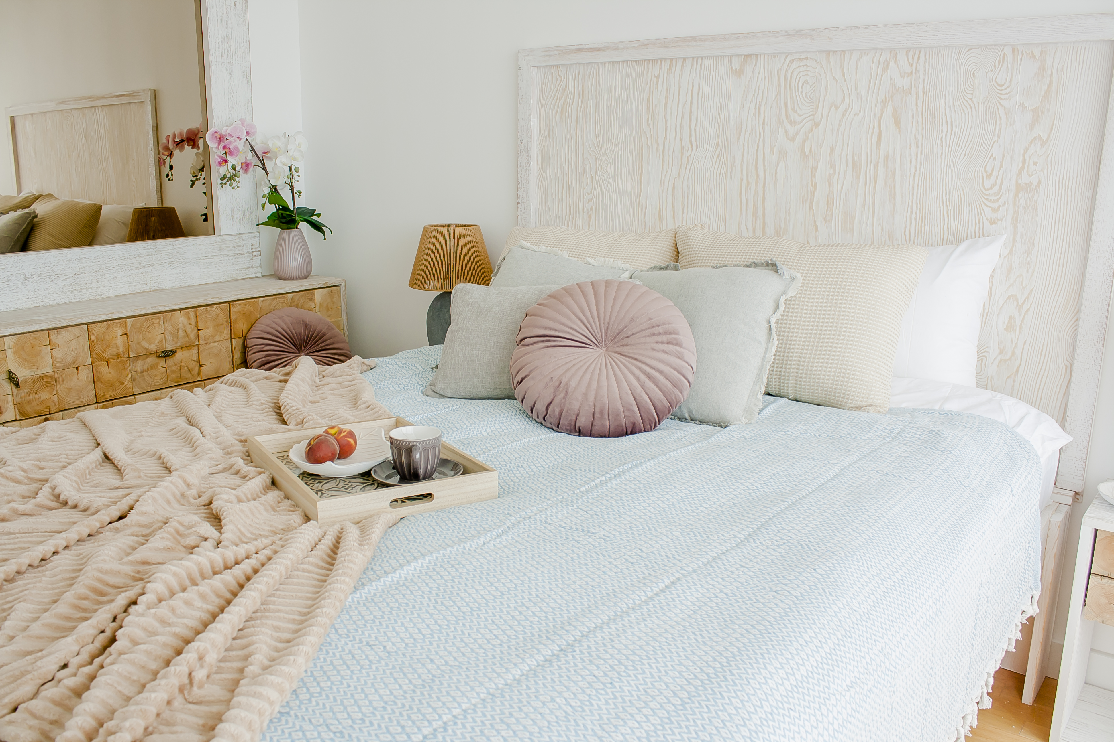 sea view apartment for sale, panoramic terrace apartment 73m2, aparthotel unit with hotel services, fully furnished rental ready apartment, luxury coastal property Montenegro, high ceiling sea view flat, apartment in hotel complex with pool, registered tourist facility for sale, investment property with high rental yield, apartment with large terrace and sea view, optional underground garage parking, nekretnine na moru prodaja, apartman za izdavanje turistima, luksuzan apartman sa pogledom na more, stan u hotelskom kompleksu sa bazenom i spa, investiciona nekretnina Crna Gora.violet investment