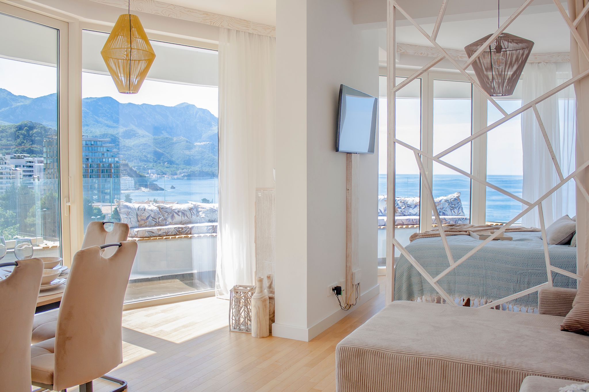 sea view apartment for sale, panoramic terrace apartment 73m2, aparthotel unit with hotel services, fully furnished rental ready apartment, luxury coastal property Montenegro, high ceiling sea view flat, apartment in hotel complex with pool, registered tourist facility for sale, investment property with high rental yield, apartment with large terrace and sea view, optional underground garage parking, nekretnine na moru prodaja, apartman za izdavanje turistima, luksuzan apartman sa pogledom na more, stan u hotelskom kompleksu sa bazenom i spa, investiciona nekretnina Crna Gora.violet investment