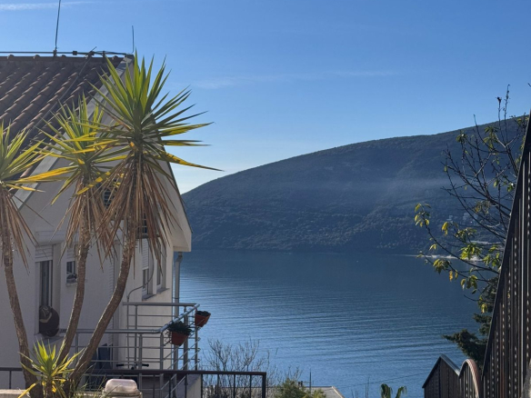 apartment for sale Topla 2, Herceg Novi apartment 43 m2, 1 bedroom flat with pool Montenegro, apartment with parking Herceg Novi, investment apartment Topla, flat near school and promenade, rental property Herceg Novi, unrenovated apartment with potential, real estate Herceg Novi for sale, nekretnine Topla 2 prodaja, stan 43m2 Herceg Novi, stan sa bazenom i parkingom, stan za život ili izdavanje, investicija uz minimalno ulaganje Crna Gora,violet investment, violet investment montenegro