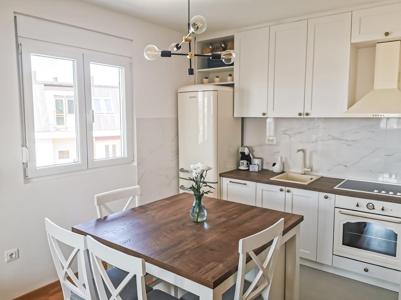 apartment for sale Ljubović, 2 bedroom apartment Podgorica, 61 m2 flat new building, luxury furnished apartment Podgorica, bright southwest oriented apartment, flat with large terrace Ljubović, family apartment near kindergarten, new playground in front of building, parquet flooring apartment Montenegro, appliances under warranty, nekretnine Podgorica prodaja, dvosoban stan Ljubović, novogradnja 61m2, luksuzno namješten stan Podgorica, stan 5. sprat sa terasom, porodični stan mirno naselje Ljubović,violet investment,violet investment montenegro