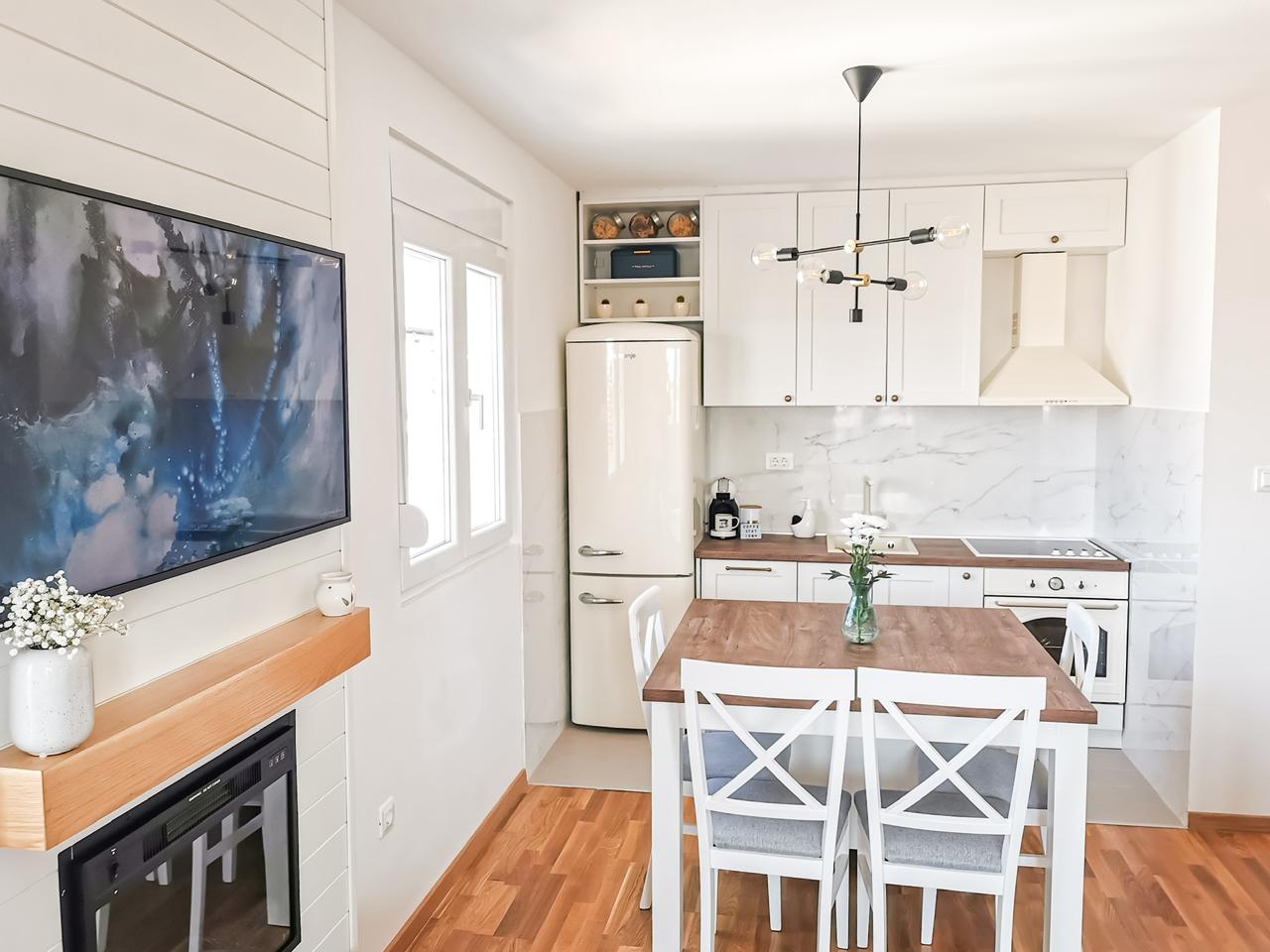 apartment for sale Ljubović, 2 bedroom apartment Podgorica, 61 m2 flat new building, luxury furnished apartment Podgorica, bright southwest oriented apartment, flat with large terrace Ljubović, family apartment near kindergarten, new playground in front of building, parquet flooring apartment Montenegro, appliances under warranty, nekretnine Podgorica prodaja, dvosoban stan Ljubović, novogradnja 61m2, luksuzno namješten stan Podgorica, stan 5. sprat sa terasom, porodični stan mirno naselje Ljubović,violet investment,violet investment montenegro