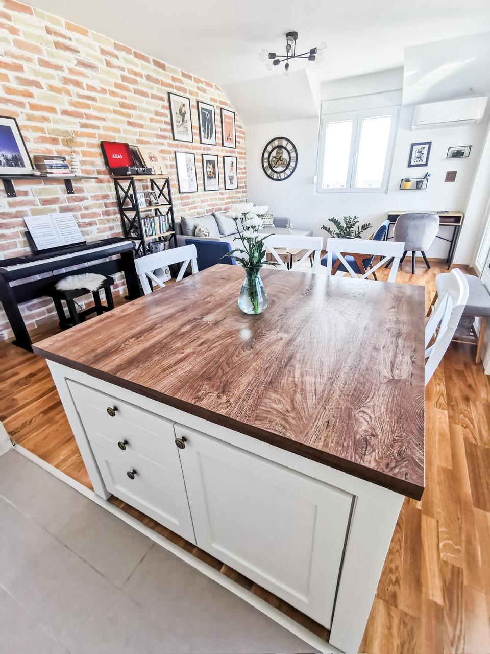 apartment for sale Ljubović, 2 bedroom apartment Podgorica, 61 m2 flat new building, luxury furnished apartment Podgorica, bright southwest oriented apartment, flat with large terrace Ljubović, family apartment near kindergarten, new playground in front of building, parquet flooring apartment Montenegro, appliances under warranty, nekretnine Podgorica prodaja, dvosoban stan Ljubović, novogradnja 61m2, luksuzno namješten stan Podgorica, stan 5. sprat sa terasom, porodični stan mirno naselje Ljubović,violet investment,violet investment montenegro