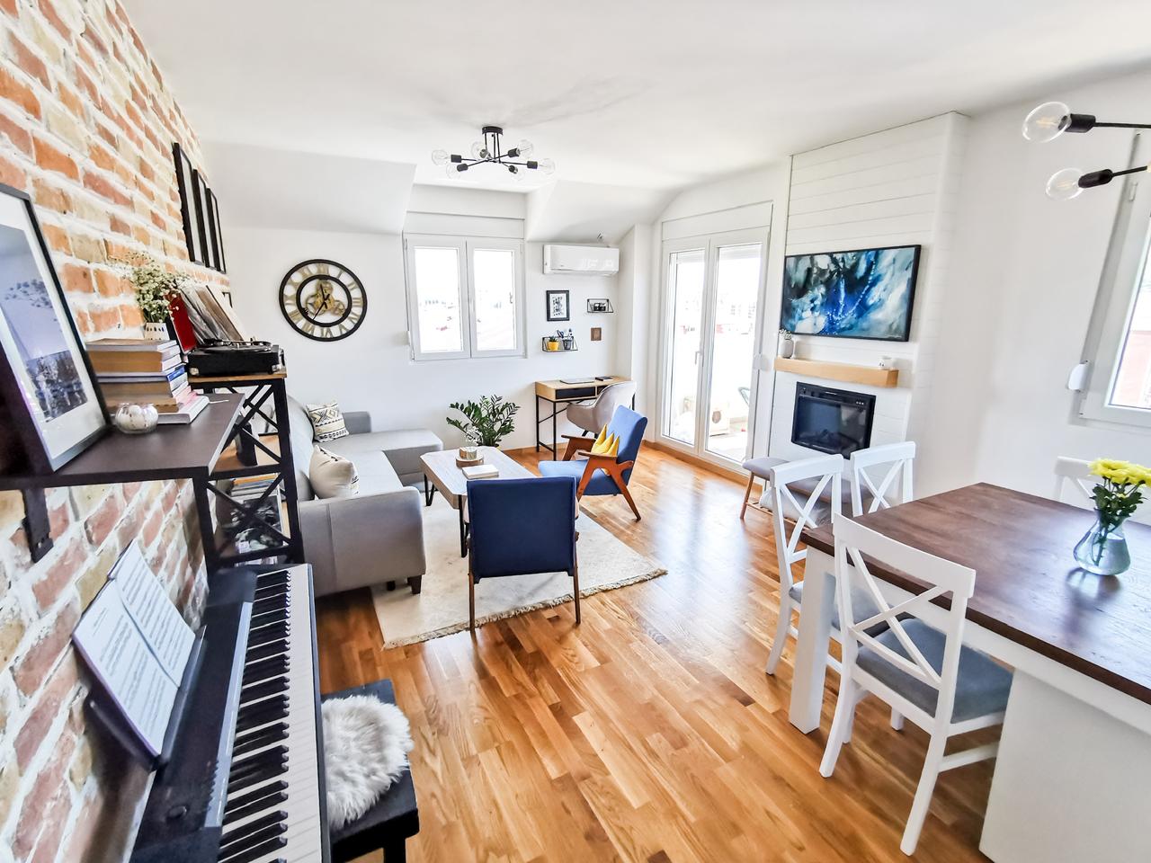 apartment for sale Ljubović, 2 bedroom apartment Podgorica, 61 m2 flat new building, luxury furnished apartment Podgorica, bright southwest oriented apartment, flat with large terrace Ljubović, family apartment near kindergarten, new playground in front of building, parquet flooring apartment Montenegro, appliances under warranty, nekretnine Podgorica prodaja, dvosoban stan Ljubović, novogradnja 61m2, luksuzno namješten stan Podgorica, stan 5. sprat sa terasom, porodični stan mirno naselje Ljubović,violet investment,violet investment montenegro