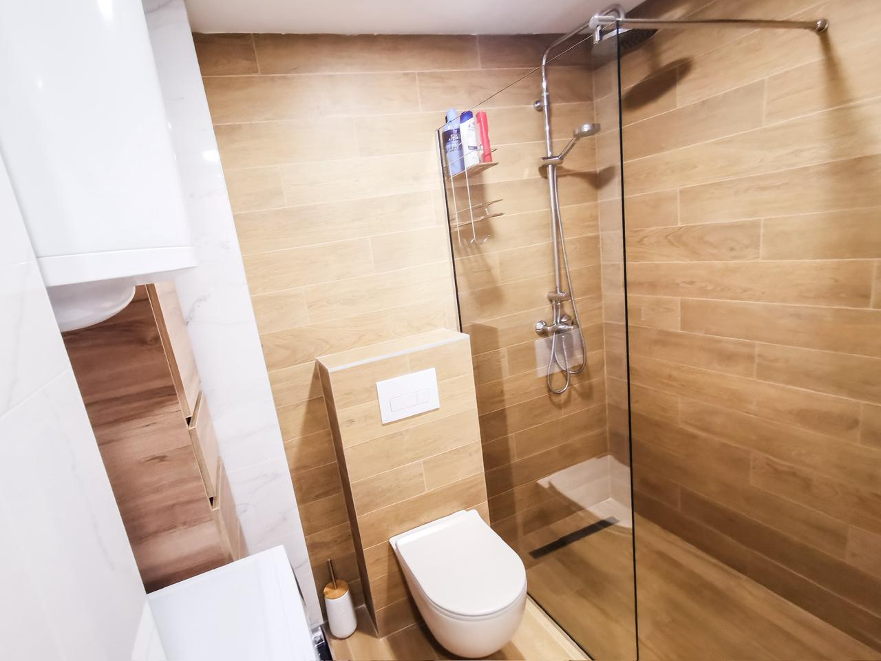 apartment for sale Ljubović, 2 bedroom apartment Podgorica, 61 m2 flat new building, luxury furnished apartment Podgorica, bright southwest oriented apartment, flat with large terrace Ljubović, family apartment near kindergarten, new playground in front of building, parquet flooring apartment Montenegro, appliances under warranty, nekretnine Podgorica prodaja, dvosoban stan Ljubović, novogradnja 61m2, luksuzno namješten stan Podgorica, stan 5. sprat sa terasom, porodični stan mirno naselje Ljubović,violet investment,violet investment montenegro