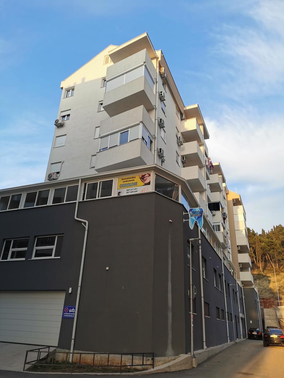 apartment for sale Ljubović, 2 bedroom apartment Podgorica, 61 m2 flat new building, luxury furnished apartment Podgorica, bright southwest oriented apartment, flat with large terrace Ljubović, family apartment near kindergarten, new playground in front of building, parquet flooring apartment Montenegro, appliances under warranty, nekretnine Podgorica prodaja, dvosoban stan Ljubović, novogradnja 61m2, luksuzno namješten stan Podgorica, stan 5. sprat sa terasom, porodični stan mirno naselje Ljubović,violet investment,violet investment montenegro