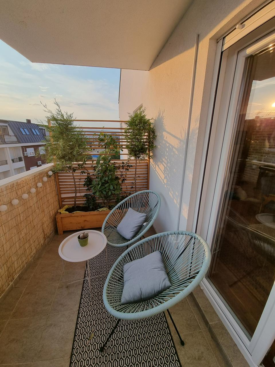 apartment for sale Ljubović, 2 bedroom apartment Podgorica, 61 m2 flat new building, luxury furnished apartment Podgorica, bright southwest oriented apartment, flat with large terrace Ljubović, family apartment near kindergarten, new playground in front of building, parquet flooring apartment Montenegro, appliances under warranty, nekretnine Podgorica prodaja, dvosoban stan Ljubović, novogradnja 61m2, luksuzno namješten stan Podgorica, stan 5. sprat sa terasom, porodični stan mirno naselje Ljubović,violet investment,violet investment montenegro