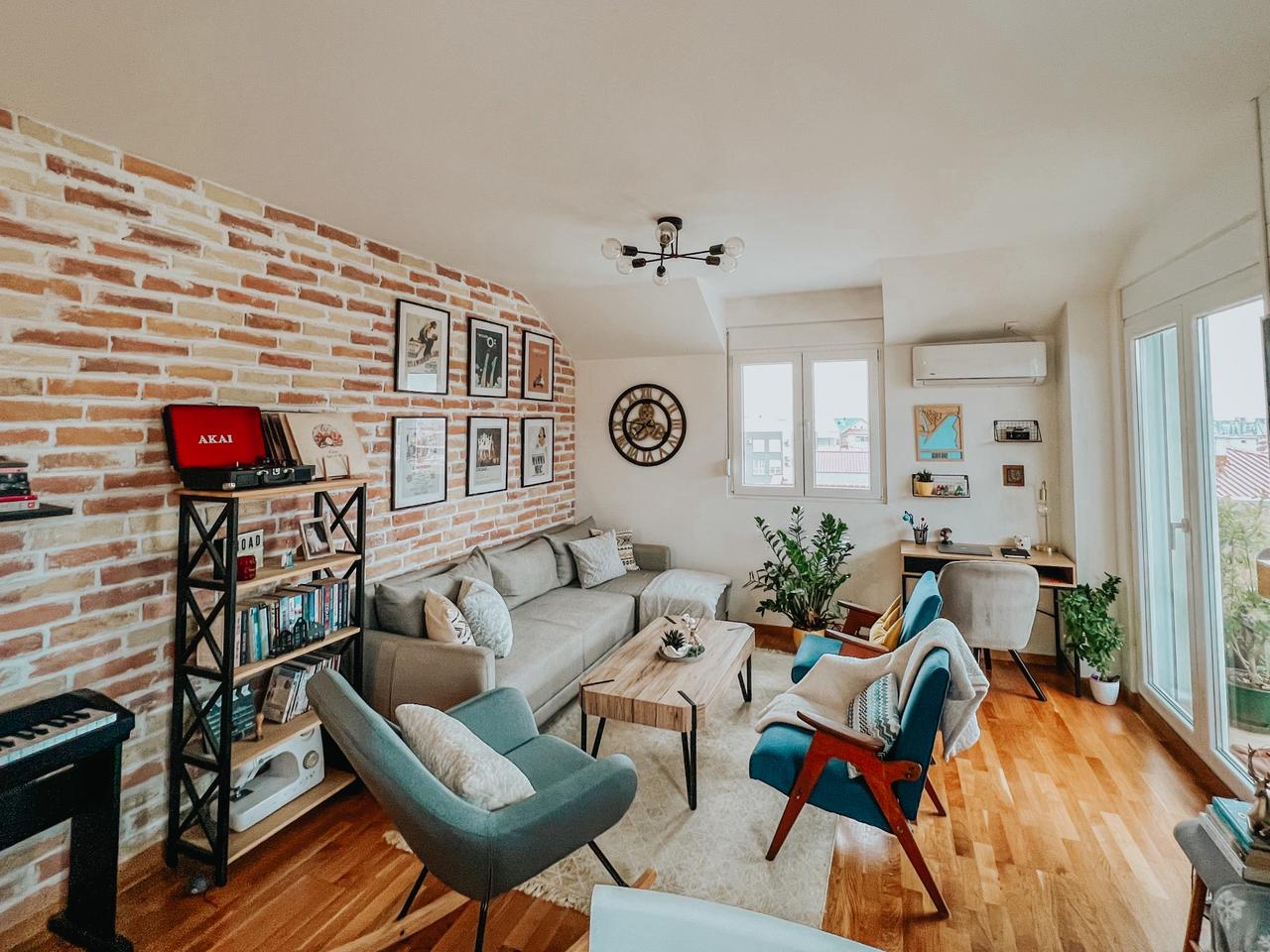 apartment for sale Ljubović, 2 bedroom apartment Podgorica, 61 m2 flat new building, luxury furnished apartment Podgorica, bright southwest oriented apartment, flat with large terrace Ljubović, family apartment near kindergarten, new playground in front of building, parquet flooring apartment Montenegro, appliances under warranty, nekretnine Podgorica prodaja, dvosoban stan Ljubović, novogradnja 61m2, luksuzno namješten stan Podgorica, stan 5. sprat sa terasom, porodični stan mirno naselje Ljubović,violet investment,violet investment montenegro