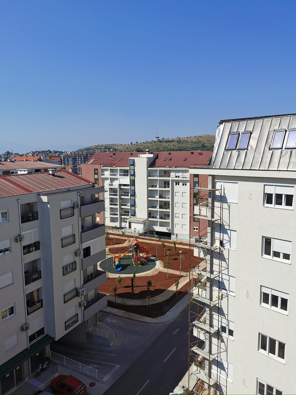 apartment for sale Ljubović, 2 bedroom apartment Podgorica, 61 m2 flat new building, luxury furnished apartment Podgorica, bright southwest oriented apartment, flat with large terrace Ljubović, family apartment near kindergarten, new playground in front of building, parquet flooring apartment Montenegro, appliances under warranty, nekretnine Podgorica prodaja, dvosoban stan Ljubović, novogradnja 61m2, luksuzno namješten stan Podgorica, stan 5. sprat sa terasom, porodični stan mirno naselje Ljubović,violet investment,violet investment montenegro