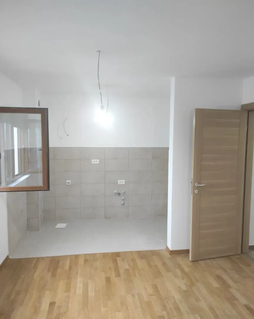 apartment for sale Stari Aerodrom, 2 bedroom apartment 56 m2 Podgorica, new building high quality Stari Aerodrom, never occupied flat Podgorica, functional layout 2BR apartment, open plan living dining kitchen, double oriented apartment east north, flat with balcony Podgorica, family apartment Stari Aerodrom, investment apartment Podgorica, nekretnine Podgorica prodaja, dvosoban stan Stari Aerodrom novogradnja, stan 56m2 sa dvije spavaće, stan sa kupatilom i toaletom, prostran javni parking ispred zgrade, violet investment, violet investment montenegro