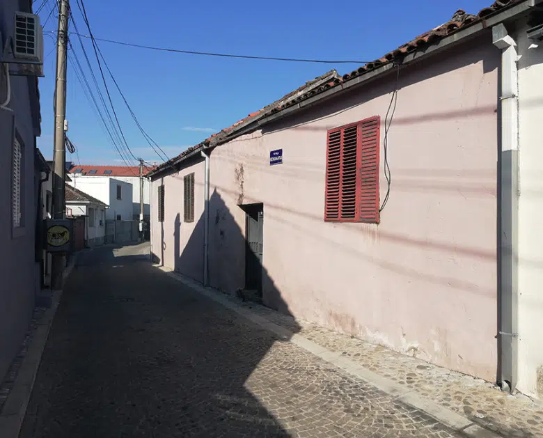 investment property Podgorica, house for sale Stara Varoš, redevelopment opportunity Podgorica, land for development Podgorica, central Podgorica real estate, urban land Montenegro, value add property Podgorica, rental investment Montenegro, property with building permit potential, P+1 development Podgorica, mixed use development Montenegro, real estate investment Podgorica,investiciona nekretnina Podgorica, kuća na prodaju Stara Varoš, plac za gradnju Podgorica, građevinsko zemljište Podgorica, urbana parcela, mogućnost nadogradnje P+1, nekretnina za investitore, renoviranje i dogradnja, centralna lokacija Podgorica, zemljište u Staroj Varoši,violet investment