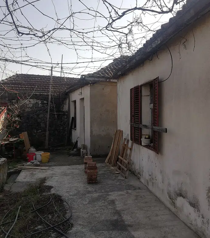 investment property Podgorica, house for sale Stara Varoš, redevelopment opportunity Podgorica, land for development Podgorica, central Podgorica real estate, urban land Montenegro, value add property Podgorica, rental investment Montenegro, property with building permit potential, P+1 development Podgorica, mixed use development Montenegro, real estate investment Podgorica,investiciona nekretnina Podgorica, kuća na prodaju Stara Varoš, plac za gradnju Podgorica, građevinsko zemljište Podgorica, urbana parcela, mogućnost nadogradnje P+1, nekretnina za investitore, renoviranje i dogradnja, centralna lokacija Podgorica, zemljište u Staroj Varoši,violet investment