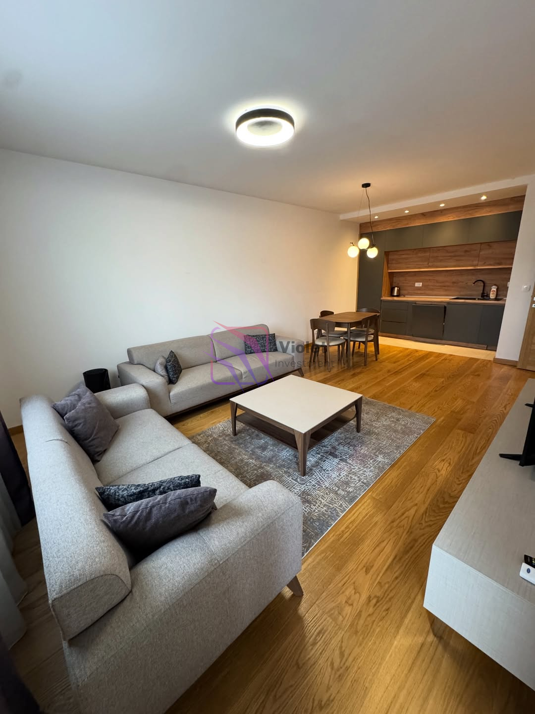 IZDAJE SE komforom dvosoban stan površine 72m2, u stambeno poslovnom kvartu New City (KIPS).Stan