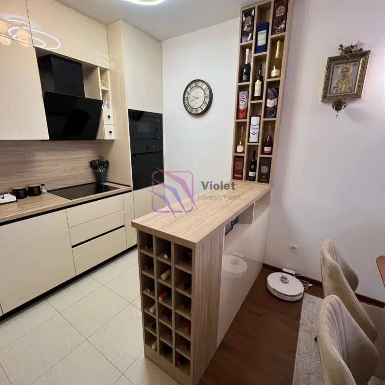 Luxuriously Furnished Two-Bedroom Apartment in Master Quart with Garage Space